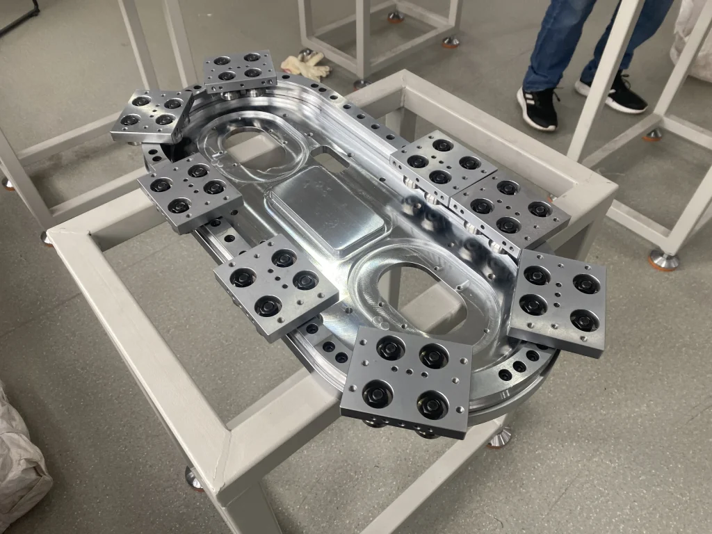 Compact oval guide assembly with multiple carriage plates on a workshop stand